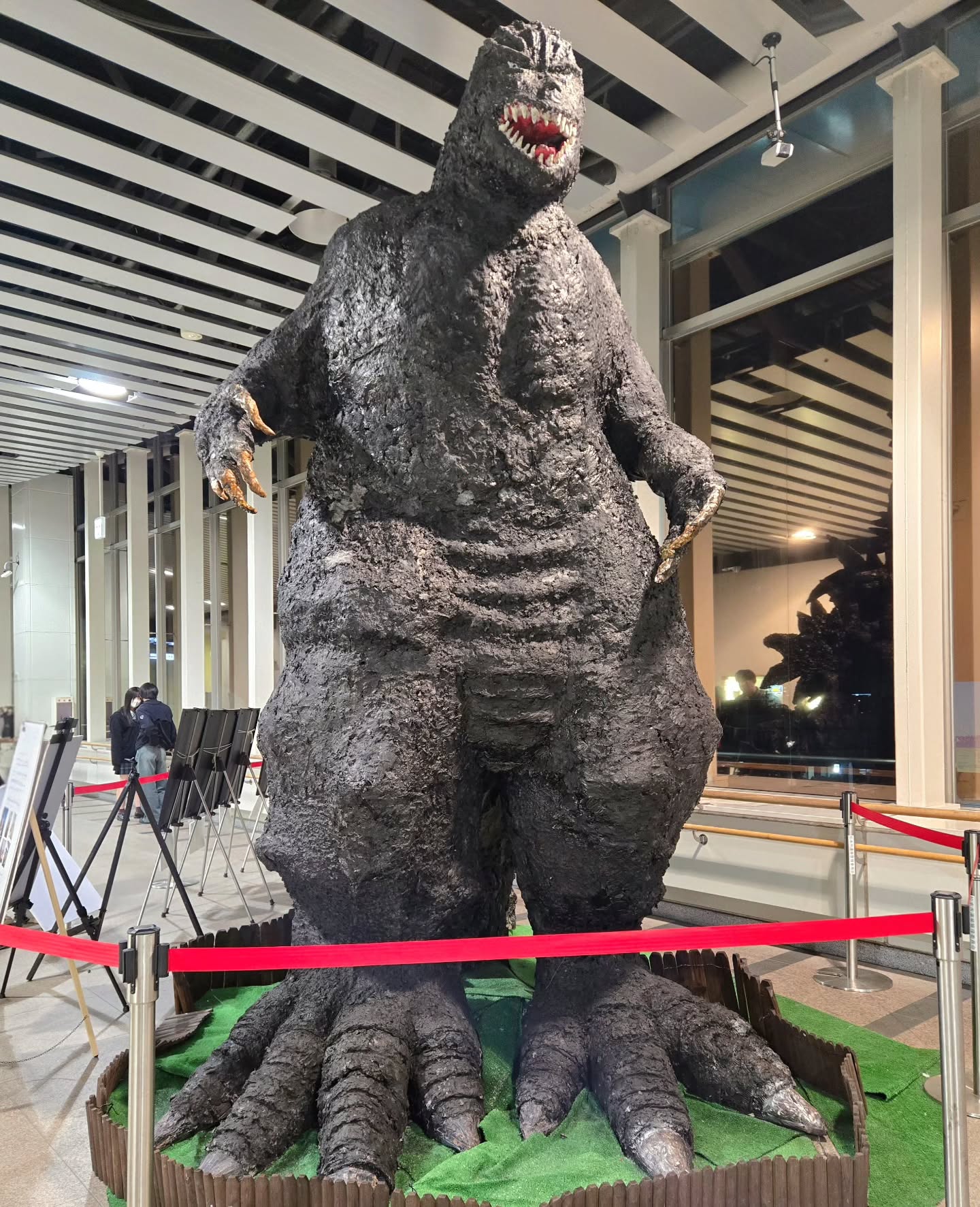 松本駅に巨大ゴジラ襲来！？ – いろはグランホテルお知らせ